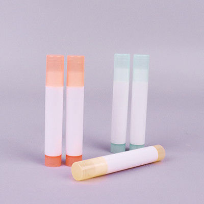 Des contenants de déodorant clairs de poche de 2,6 g. Un bâton de déodorant vide pour les ongles des lèvres